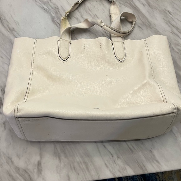 Coach White Structured Tote Bag with Spacious Interior - Picture 2 of 6